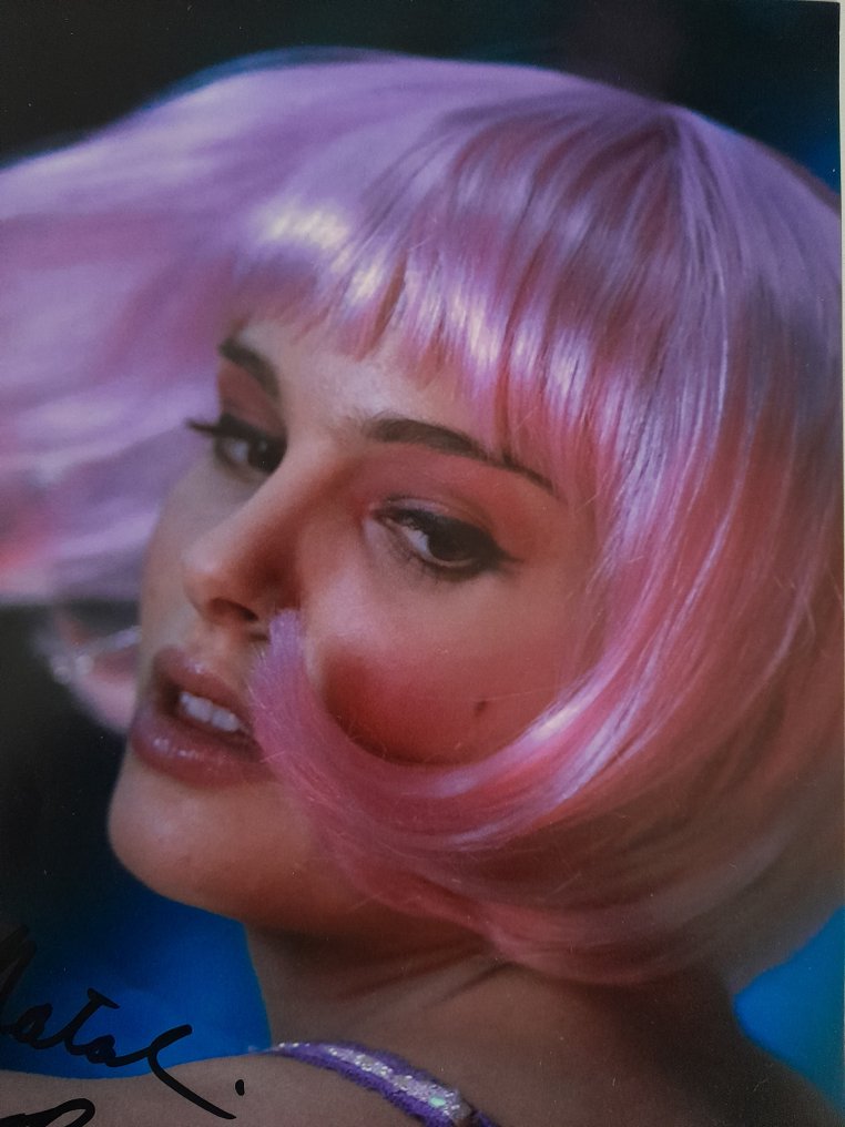Pink wig closer 2025