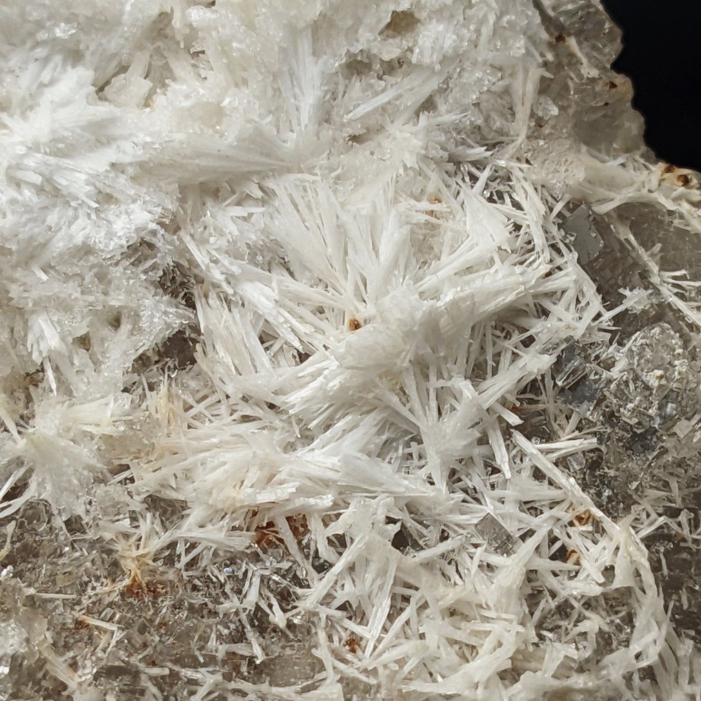 Bianca fluorite with barite, unique fluorescence Crystals - Height: 145 mm - Width: 82 mm- 573 g - (1) #4.3