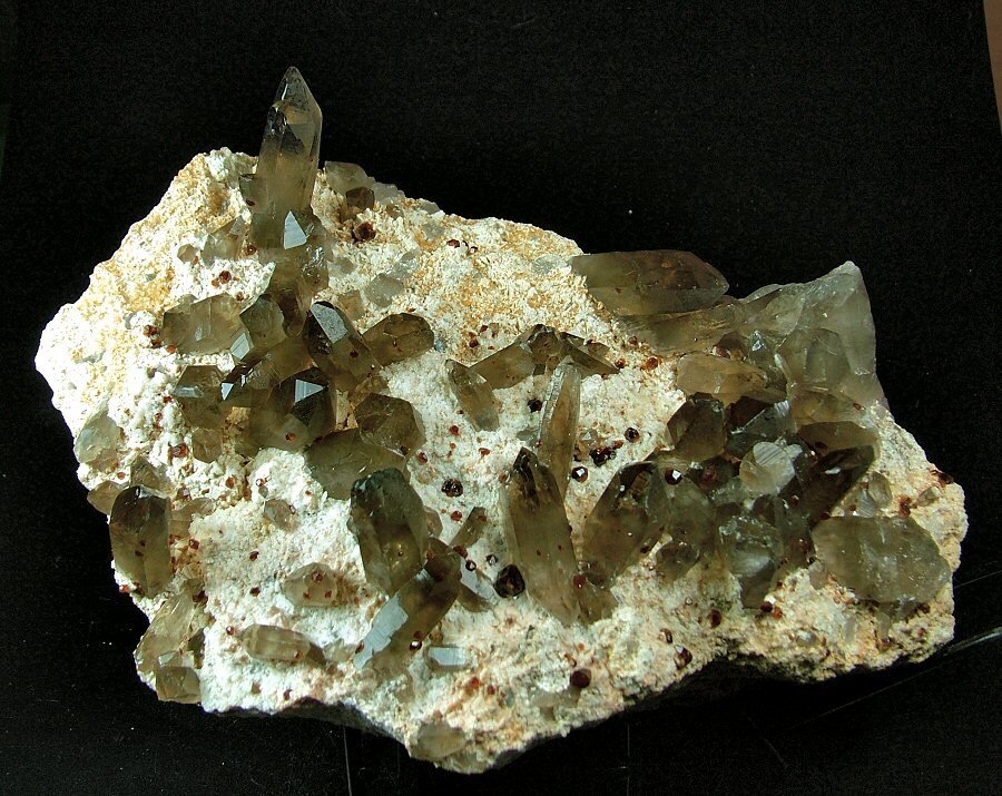 CW1355 Grande campeão de Quartzo fumê com Spessartina Cristais sob matriz - Altura: 135 mm - Largura: 220 mm- 3060 g - (1) #4.3