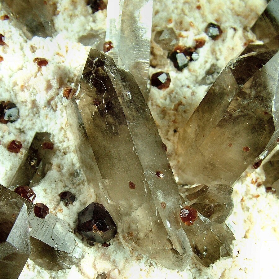 CW1355 Grande campeão de Quartzo fumê com Spessartina Cristais sob matriz - Altura: 135 mm - Largura: 220 mm- 3060 g - (1) #1.0