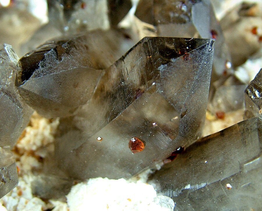 CW1355 Grande campeão de Quartzo fumê com Spessartina Cristais sob matriz - Altura: 135 mm - Largura: 220 mm- 3060 g - (1) #3.2