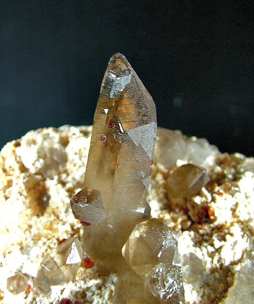 CW1355 Grande campeão de Quartzo fumê com Spessartina Cristais sob matriz - Altura: 135 mm - Largura: 220 mm- 3060 g - (1) #1.0