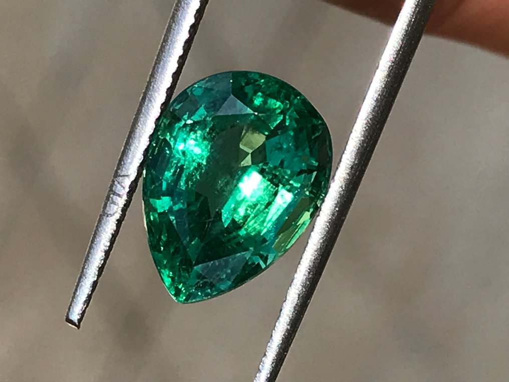 1 pcs  Grün Smaragd  - 4.23 ct - Gemological Institute of America (GIA) #1.0