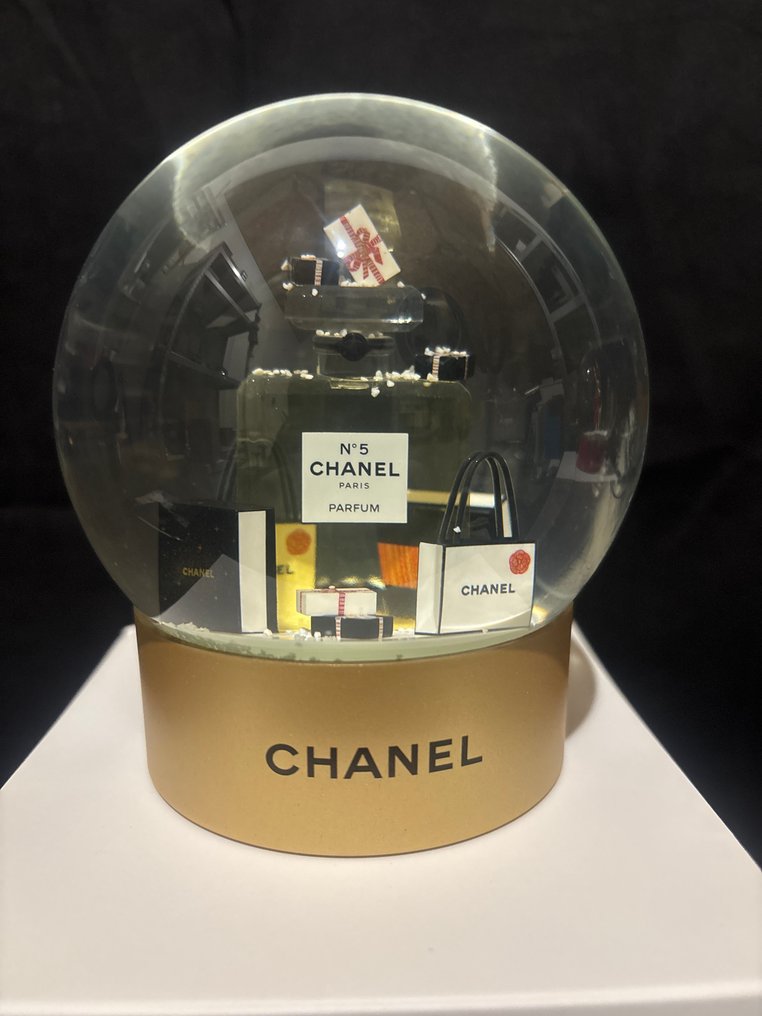2x Chanel & Armani Sneeuwbol Snow Globe Limited Edition online veiling Catawiki