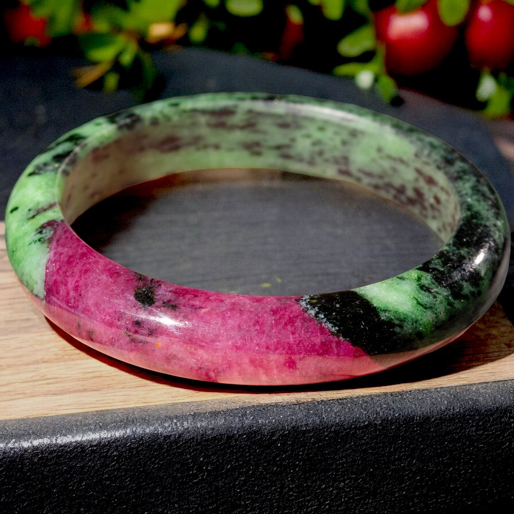 - Μοναδικά χειροποίητα κοσμήματα. - Ruby - Βραχιόλι με στεφάνη από ολόκληρο Ruby και Zoisite - Ύψος: 72 mm - Πλάτος: 72 mm- 54 g #1.0