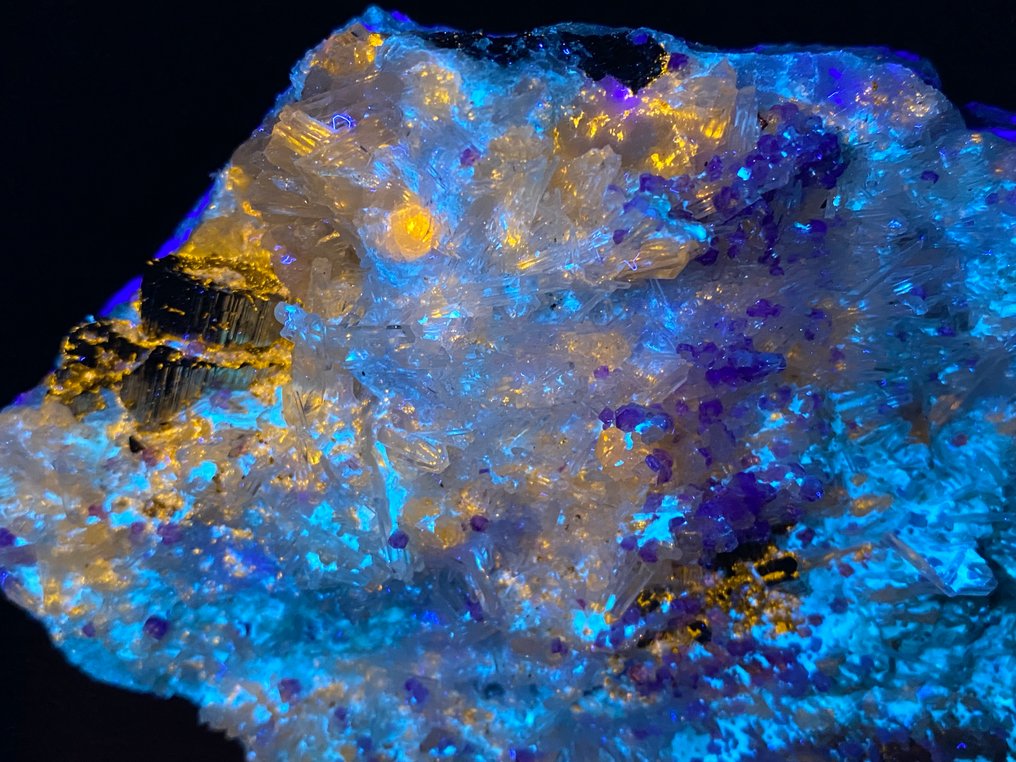 非常大且美观的菱锰矿、闪锌矿、萤石、石英和黄铁矿作品。 水晶簇和荧光的 - 高度: 20 cm - 闊度: 9 cm- 752 g #1.0