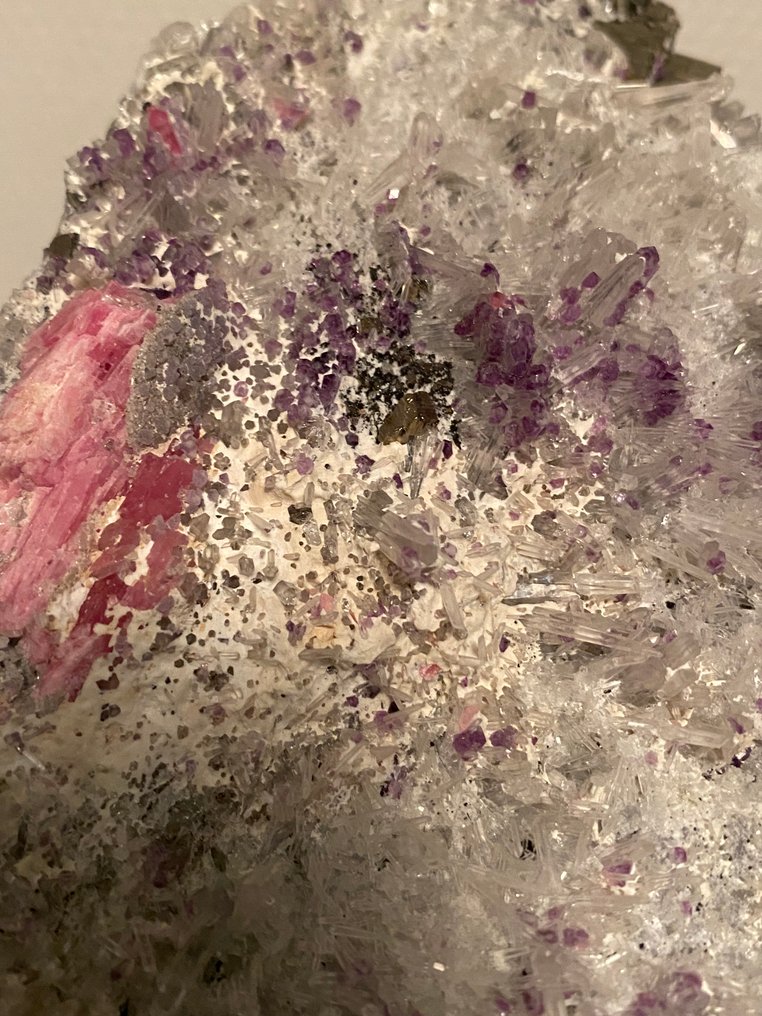 非常大且美观的菱锰矿、闪锌矿、萤石、石英和黄铁矿作品。 水晶簇和荧光的 - 高度: 20 cm - 闊度: 9 cm- 752 g #3.2