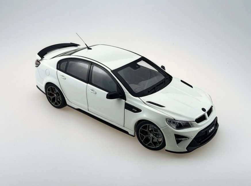 Biante 1:18 - Model car - Holden HSV GTSR W1 Phantom – 2017 – Wit - HQ Model produced by Autoart #1.0