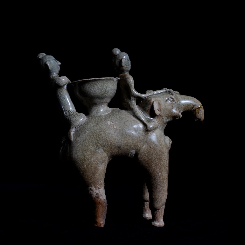 Figure en céladon de Sawankhalok représentant un éléphant avec deux cavaliers - Collection du musée - Grès - Thaïlande - Sukhothai - XIVe-XVe siècle #3.2