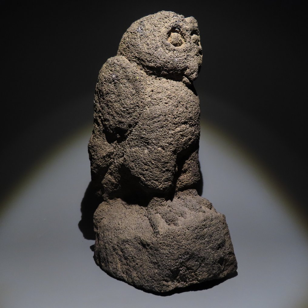 Azteca Vulkanstein Skulptur einer Eule. 1200–1500 n. Chr. 31 cm hoch. Spanische Importlizenz. #1.0