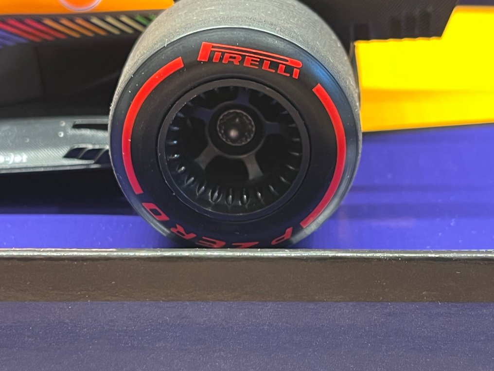 Minichamps 1:18 - Modell sportbil - F1 McLaren MCL35M - Lando Norris N°4. Bahrain GP 2021. Begränsad upplaga 150 st. Personlig samling. #1.0