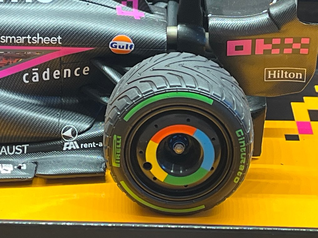 Minichamps 1:18 - Modell sportsbil - F1 McLaren MCL36 - Lando Norris nr. 4. Singapore GP 2022. Begrenset utgave 150 stk. Personlig samling. #1.0