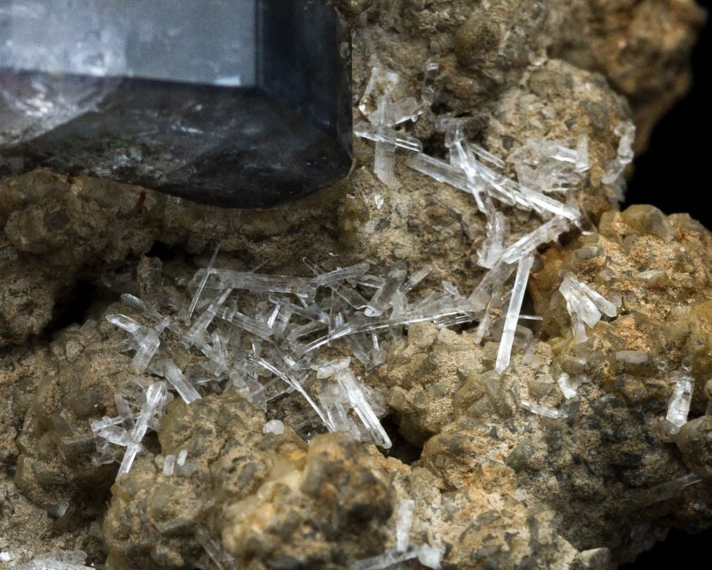 美学的！！！ 蓝色氟拉帕石 一组石英、菱铁矿和白云母晶体簇 - 高度: 10.5 cm - 宽度: 5.6 cm- 400 g - (1) #2.1