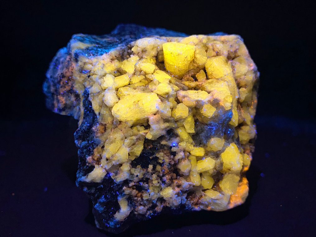 Rare, large and super bright marialite crystals. Fluorescent - Height: 9 cm - Width: 6.5 cm- 609 g #1.0