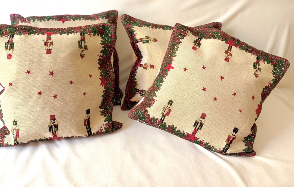 Sett med 4 juleputer for innredning med nøtteskjærer. - Pute #4.3