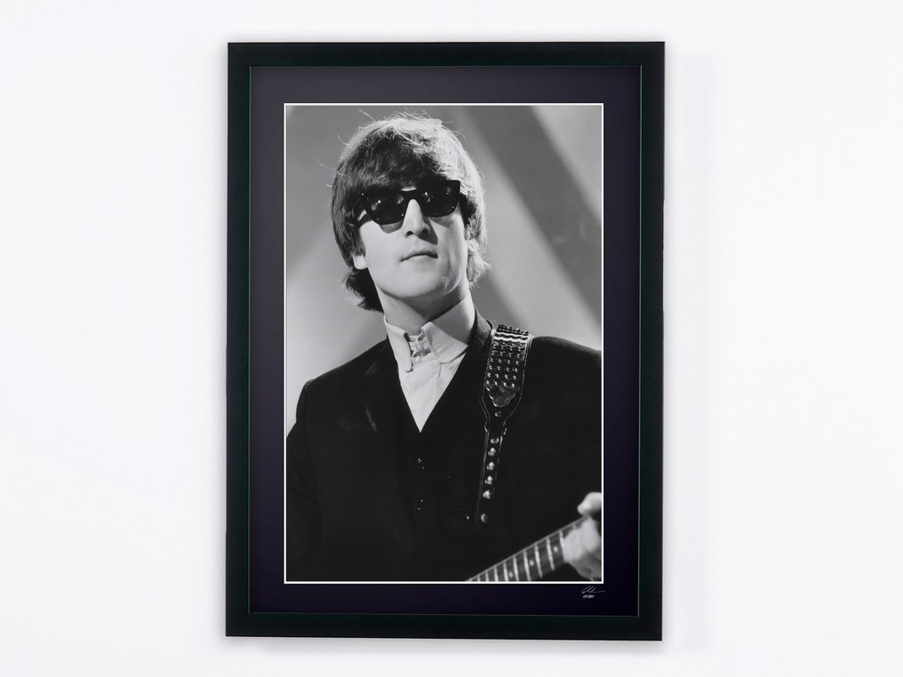 John Lennon - The Beatles - 1964 - Fine Art Photography - Luxury Wooden Framed 70X50 cm - Limited Edition Nr 03 of 20 - Serial ID 108 - Original Certificate (COA), Hologram - 100% New. Shipping Reduction from 3 items #1.0