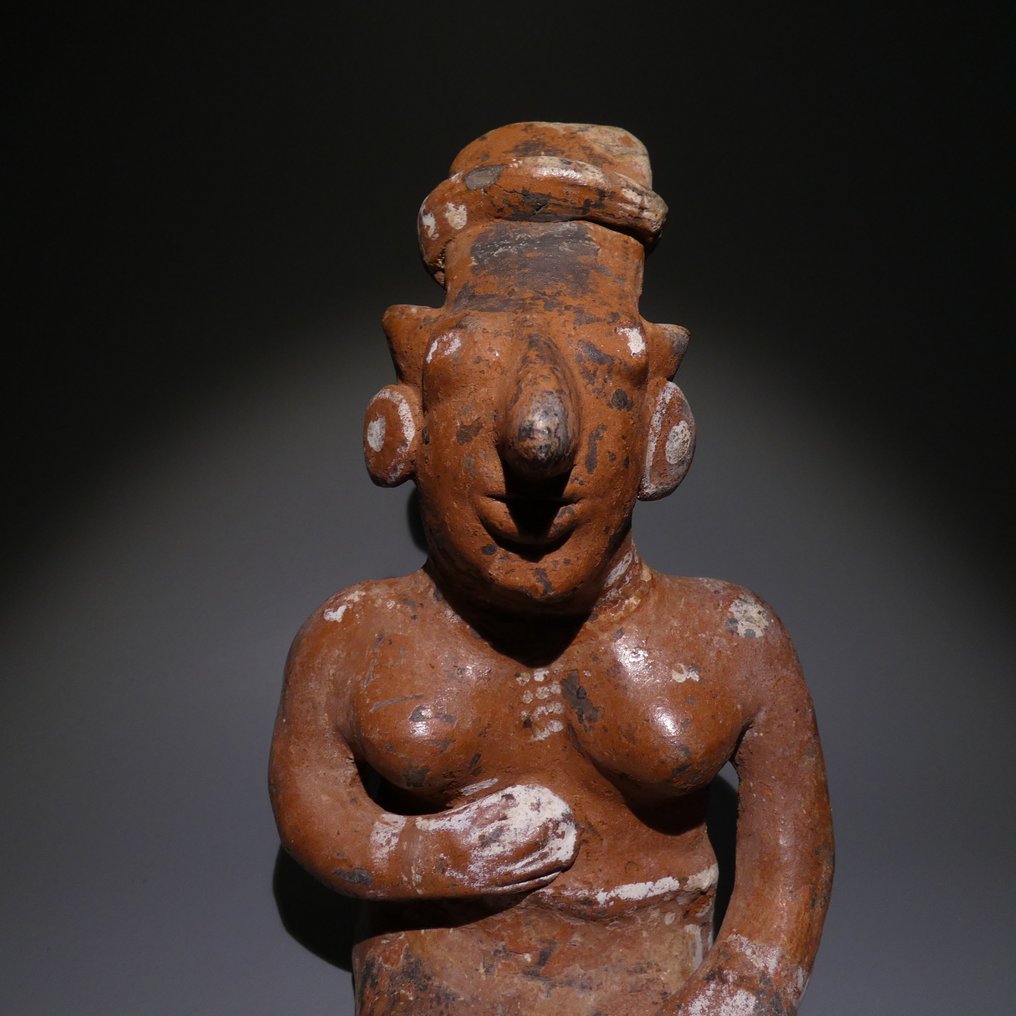 Nayarit, Costa Ovest del Messico, 100 a.C. - 200 d.C. Terracotta Figura. 20 cm. H. Bei colori. Licenza di importazione spagnola. #3.2