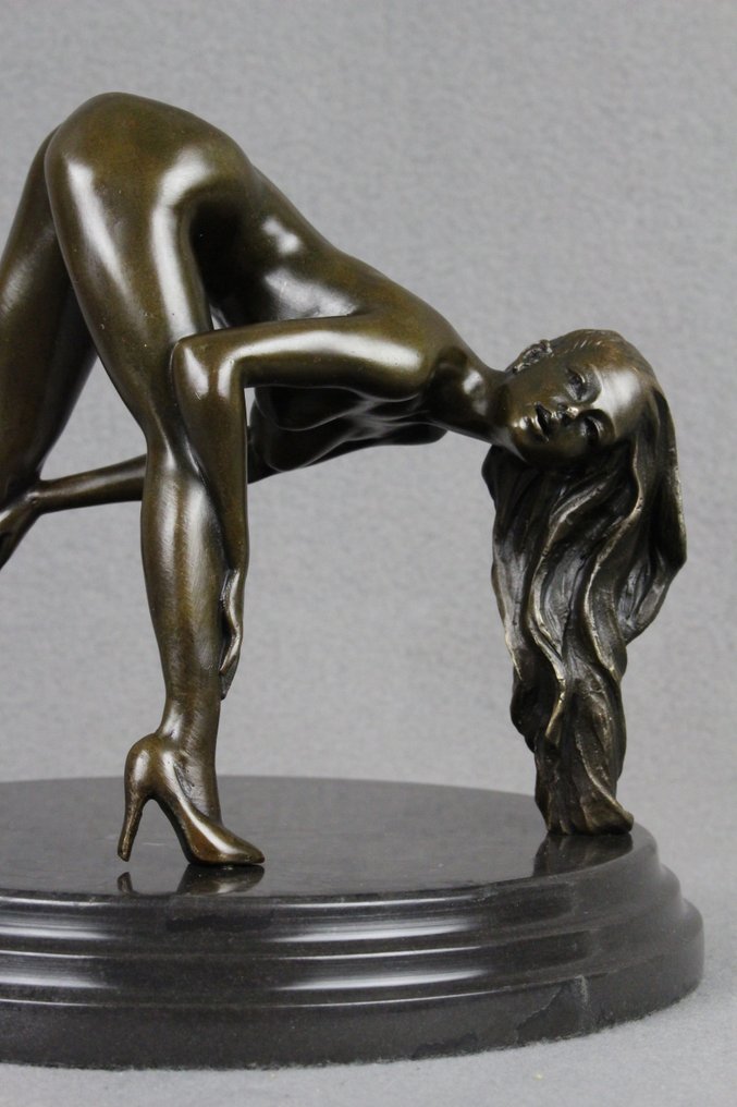 sculptuur, High Heeled Lady - 20 cm - Gepatineerd brons #2.1