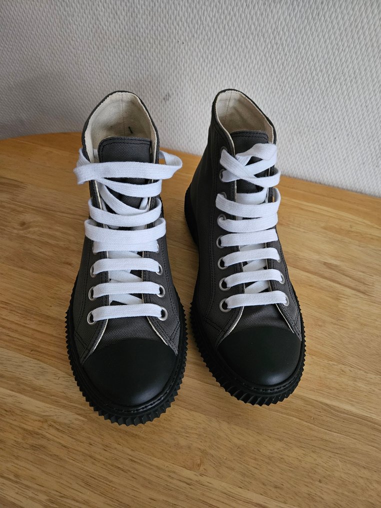 Prada Sneakers Size EU 39.5 auction online Catawiki