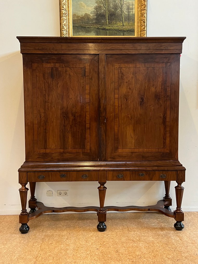 Ερμάριο σε βάση - Κρουίσποτκαμπίνετ, ολλανδικό μπαρόκ ντουλάπι, ντουλάπι, ντουλάπι σε βάση. - Notenhout - Kruisvoetkabinet #2.1