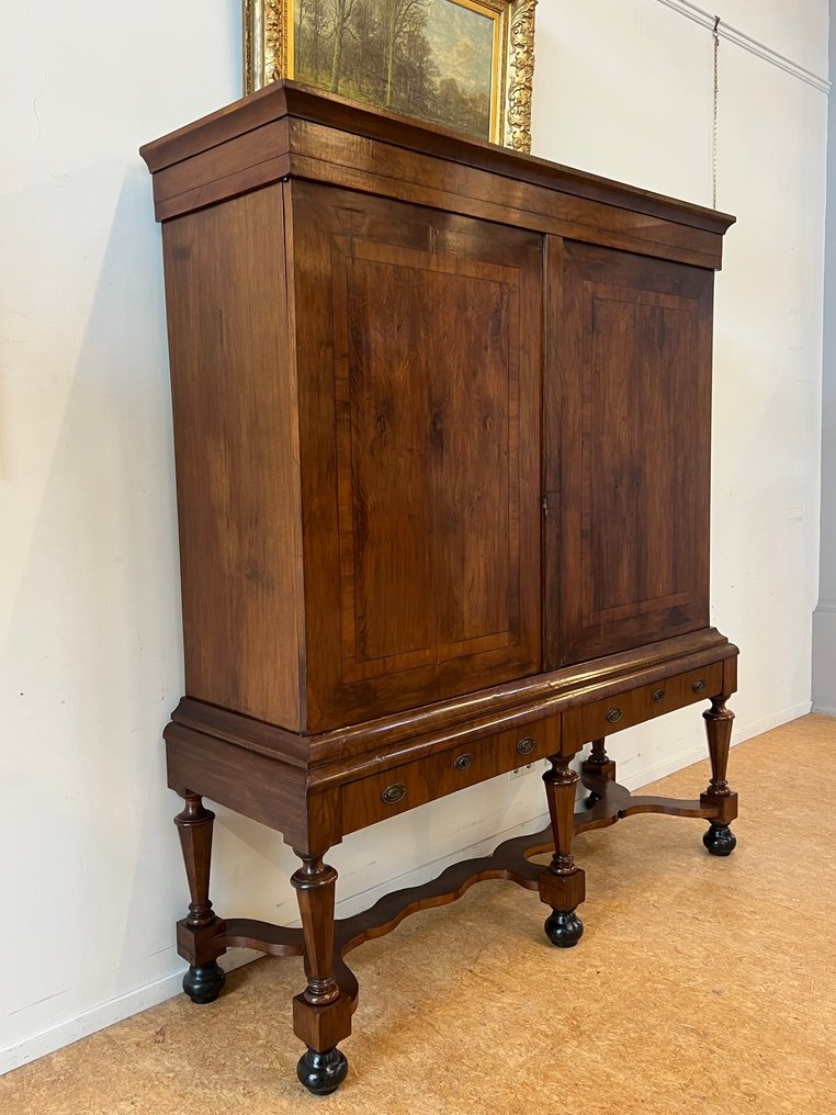 Ερμάριο σε βάση - Κρουίσποτκαμπίνετ, ολλανδικό μπαρόκ ντουλάπι, ντουλάπι, ντουλάπι σε βάση. - Notenhout - Kruisvoetkabinet #3.2