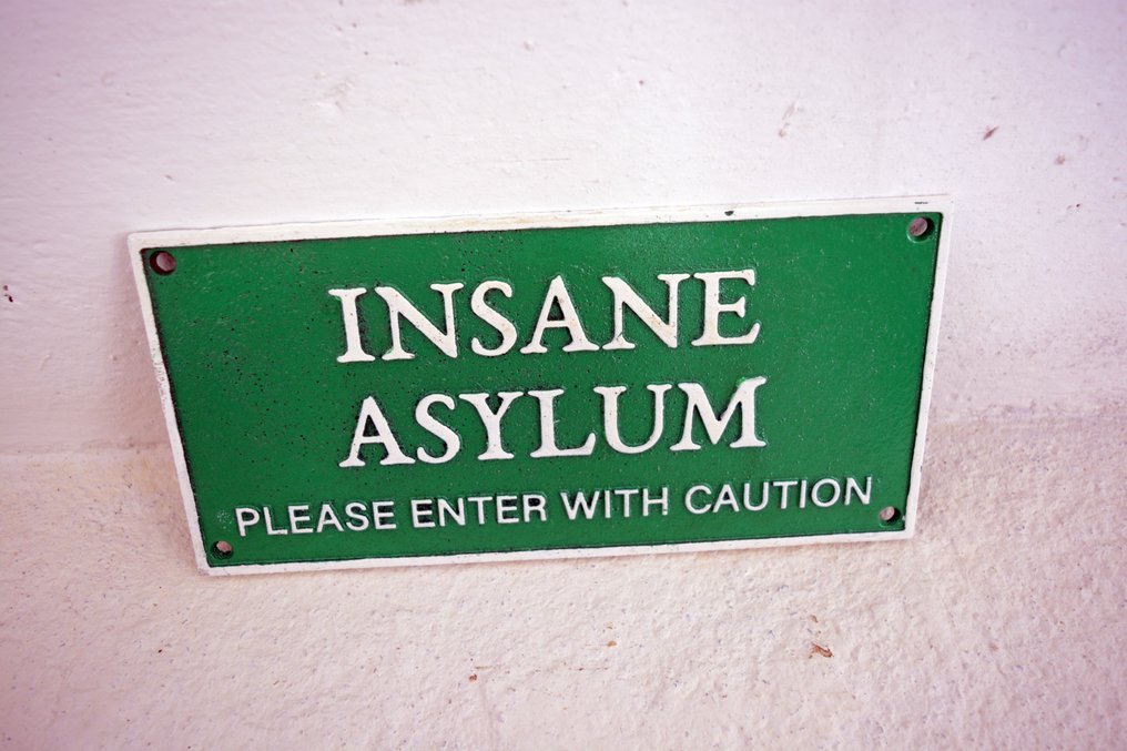 Semn publicitar - Azil de nebuni - Fontă #4.3