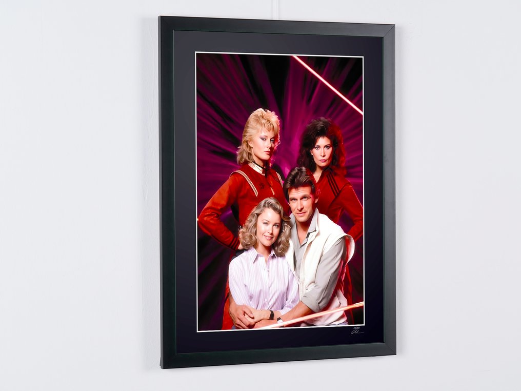 V Series - Cast of V (Visitors) 1983: Jane Badler (Diana), Marc Singer (Mike Donovan), Faye Grant - Fine Art Photography - Luxury Wooden Framed 70X50 cm - Limited Edition Nr 01 of 30 - Serial ID 16846 - Original Certificate (COA), Hologram - 100% New. Shipping Reduction from 3 items #3.2
