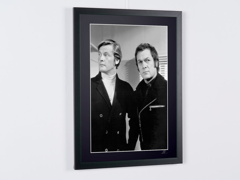 The Persuaders! (1971–1972) - Roger Moore as « Lord Brett Sinclair » & Tony Curtis as « Danny Wilde" - Fine Art Photography - Luxury Wooden Framed 70X50 cm - Limited Edition 03 of 30 - Serial ID 16876 - Original Certificate (COA), Hologram - 100% New. Shipping Reduction from 3 items #4.3