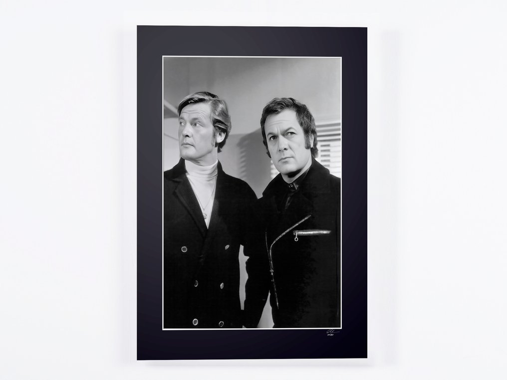 The Persuaders! (1971–1972) - Roger Moore as « Lord Brett Sinclair » & Tony Curtis as « Danny Wilde" - Fine Art Photography - Luxury Wooden Framed 70X50 cm - Limited Edition 03 of 30 - Serial ID 16876 - Original Certificate (COA), Hologram - 100% New. Shipping Reduction from 3 items #1.0
