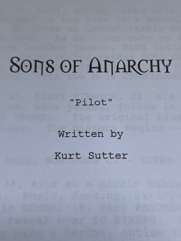 Sons of Anarchy, "Pilot" - Charlie Hunnam, Katey Sagal, Kim Coates, Mark Boone Jr, Maggia Siff - FX #1.2