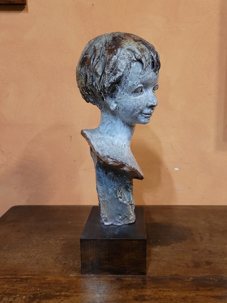 Giancarlo Piani (Predappio, 1940 - Faenza, 1999) - sculptuur, Testa di fanciullo - 43 cm - Hout, Keramiek #2.2