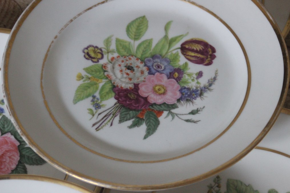 7 assiettes à dessert en porcelaine de Paris XIXe siècle, bouquets de fleurs - Teller (7) - Porzellan #3.2