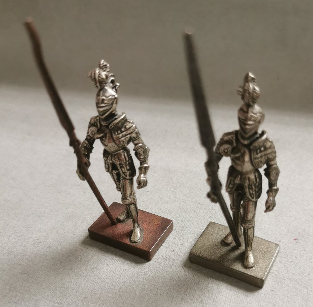 Pair Vintage 800 Silver Figures Of Medieval Knights Made In Italy Good Condition - Tagliacarte  (2) - Pair Vintage 800 Silver Figures Of Medieval Knights Made In Italy Good Condition - .800 argento #2.1