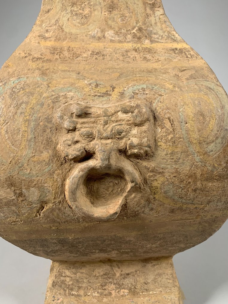 Terracota Chinês Antigo - Dinastia Han - Jarra "Hu" com decoração policromada e tampa original (ca 206 a.C. - - 53 cm #1.2