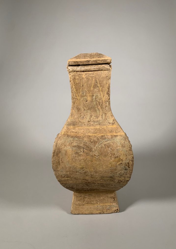 Terrakotta Gammelt kinesisk - Han-dynastiet - "Hu" Vase med polykrom dekoration og originalt omslag (ca. 206 - 53 cm #2.1