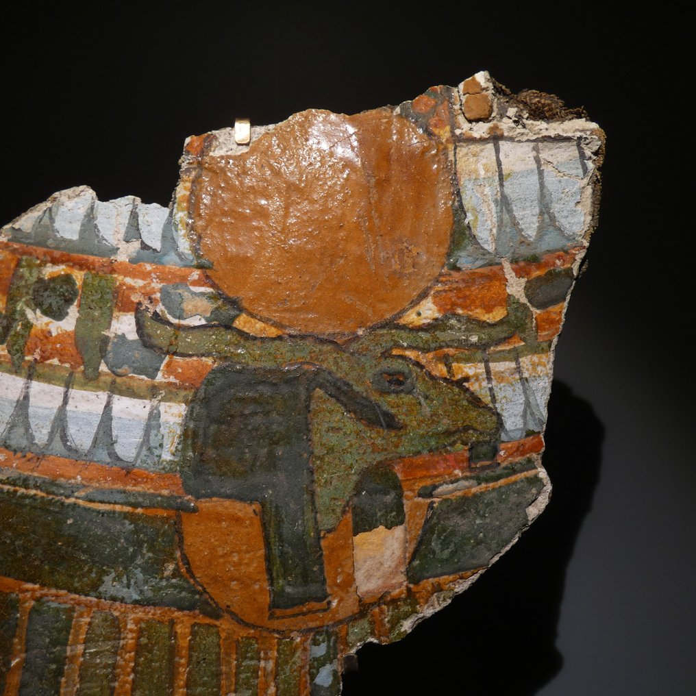 古埃及 木乃伊的紙箱碎片，上面有長翅膀的庫努姆神。 22.5 公分高。舊出處。 #2.1