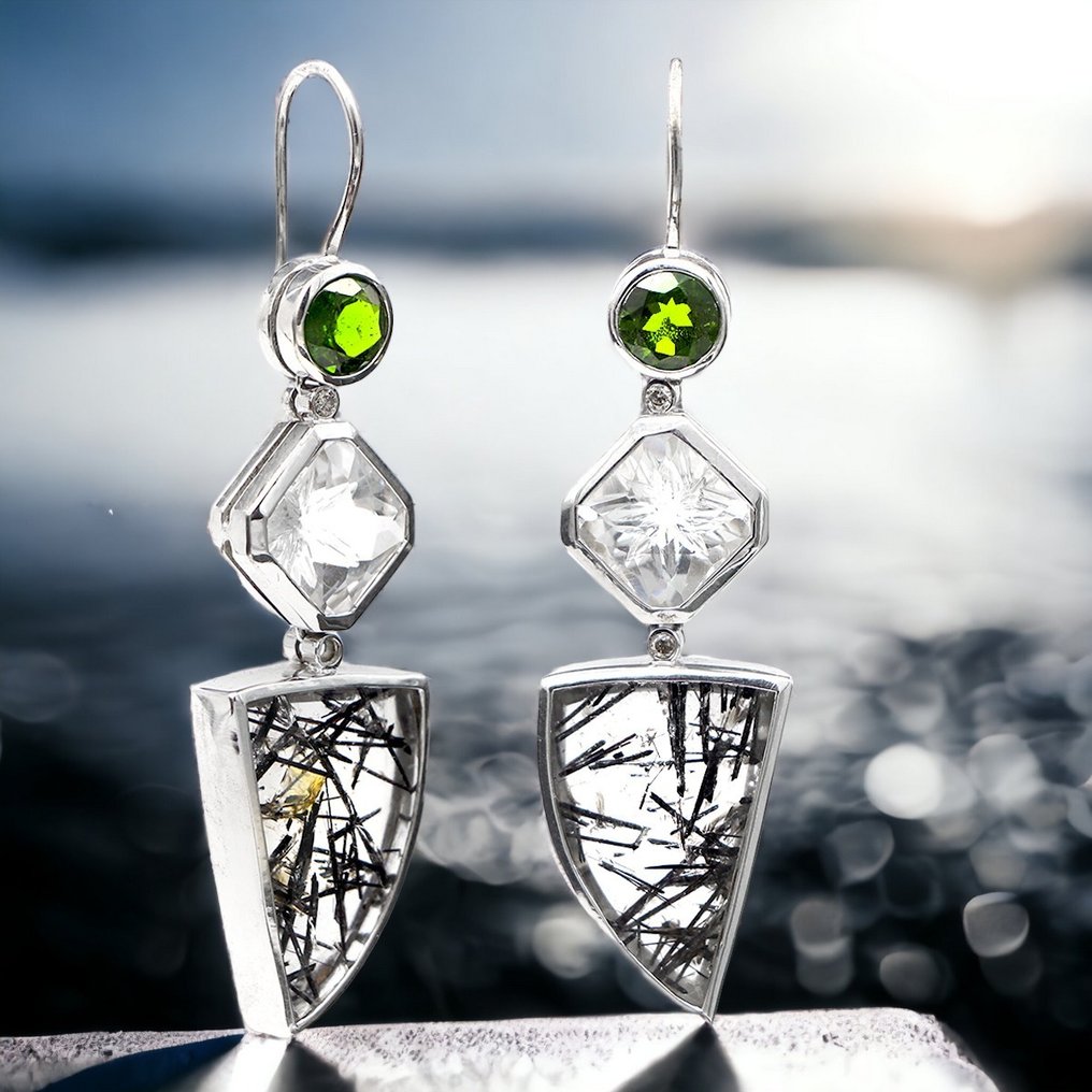 Ατσάλινα σκουλαρίκια από τυρκουάζ χαλαζία, τσαβορίτες και διαμάντια. - Ύψος: 67.5 mm - Πλάτος: 18 mm- 24 g #2.1