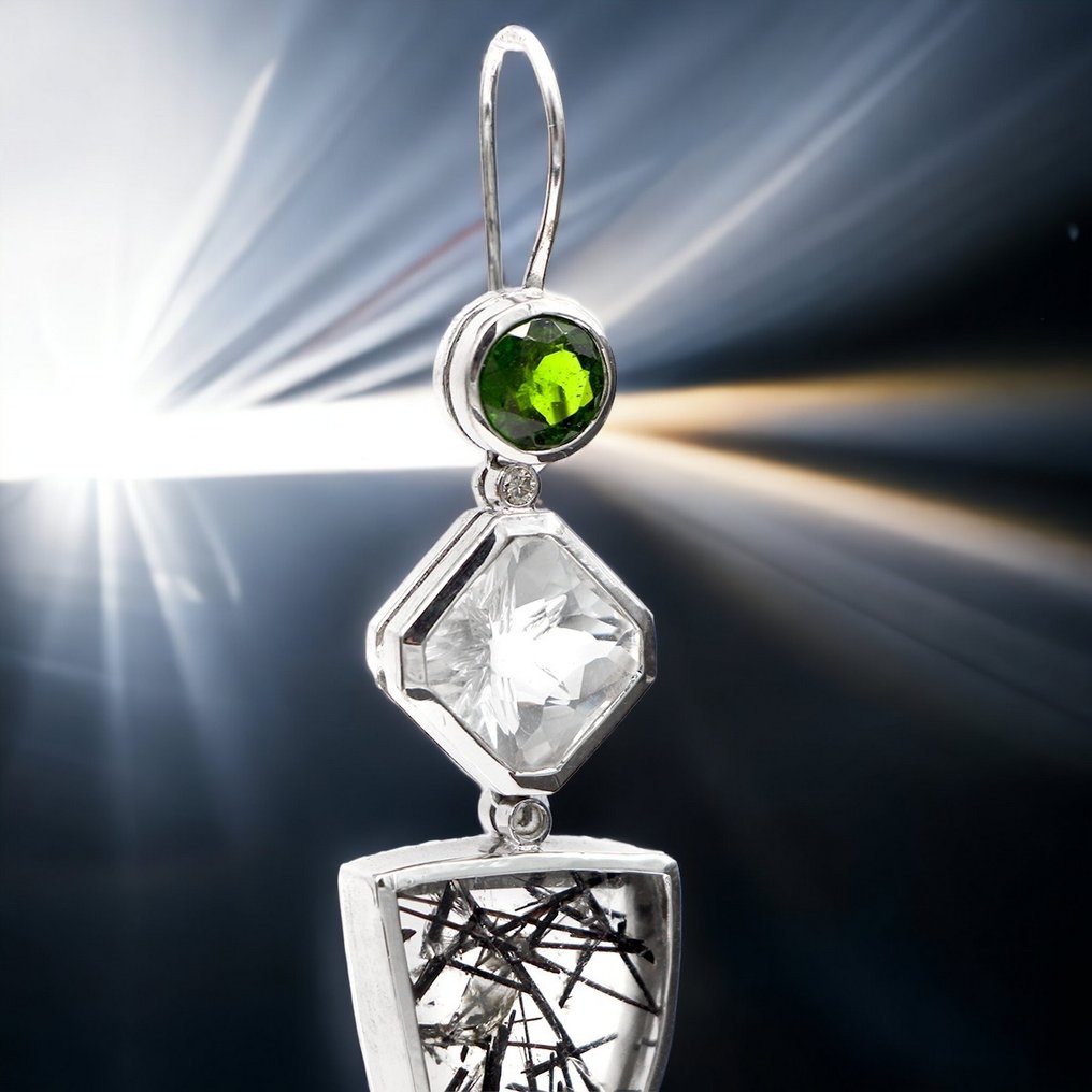 Ατσάλινα σκουλαρίκια από τυρκουάζ χαλαζία, τσαβορίτες και διαμάντια. - Ύψος: 67.5 mm - Πλάτος: 18 mm- 24 g #3.2