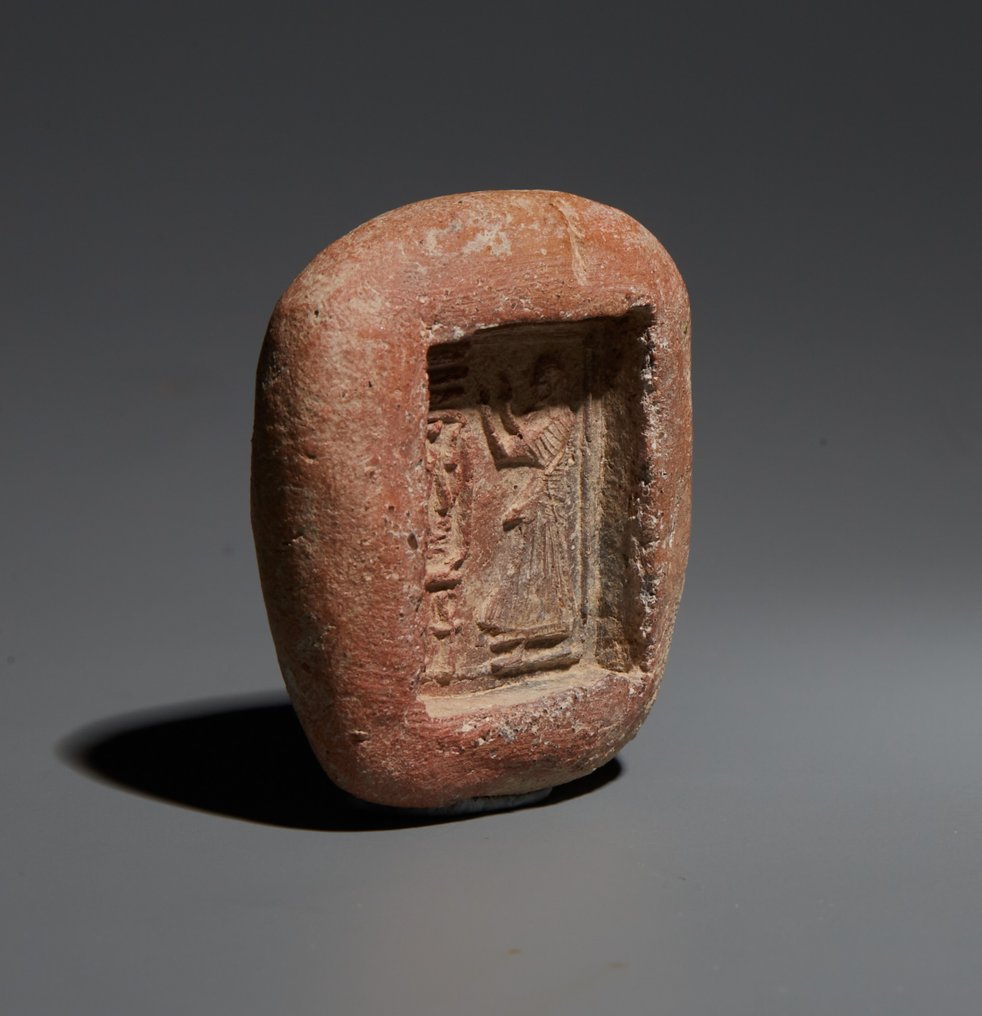 Oude Egypte, Nieuwe rijk Terracotta Mal van een offeraar vooraan de cartouche van Ramses II. C. 1279 - 1243 v.Chr. 3,6 cm H. Spaanse #2.1