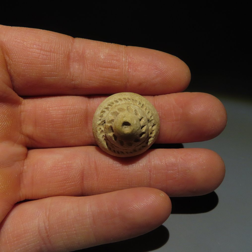 Mesopotamien Terracotta Siegel. 1. Jahrtausend v. Chr. 2 cm Durchmesser. Spanische Exportlizenz. #2.1
