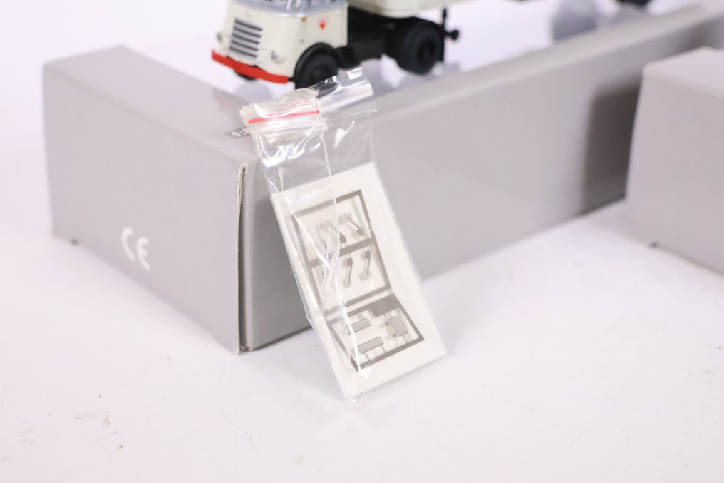 Artitec H0轨 - 487.020.02/487.010.01 - 模型火车车辆 (2) - 两辆 DAF 卡车，分别是 'Dommelsch Bier' 和 'Van Gend en Loos'。 #3.2