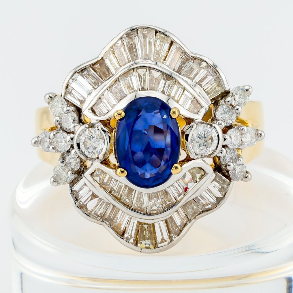 (GRA Certified) - (Sapphire) 1.42 Cts - (Diamond) 1.54 Cts (62) Pcs - 18 quilates Bicolor - Anillo #1.1