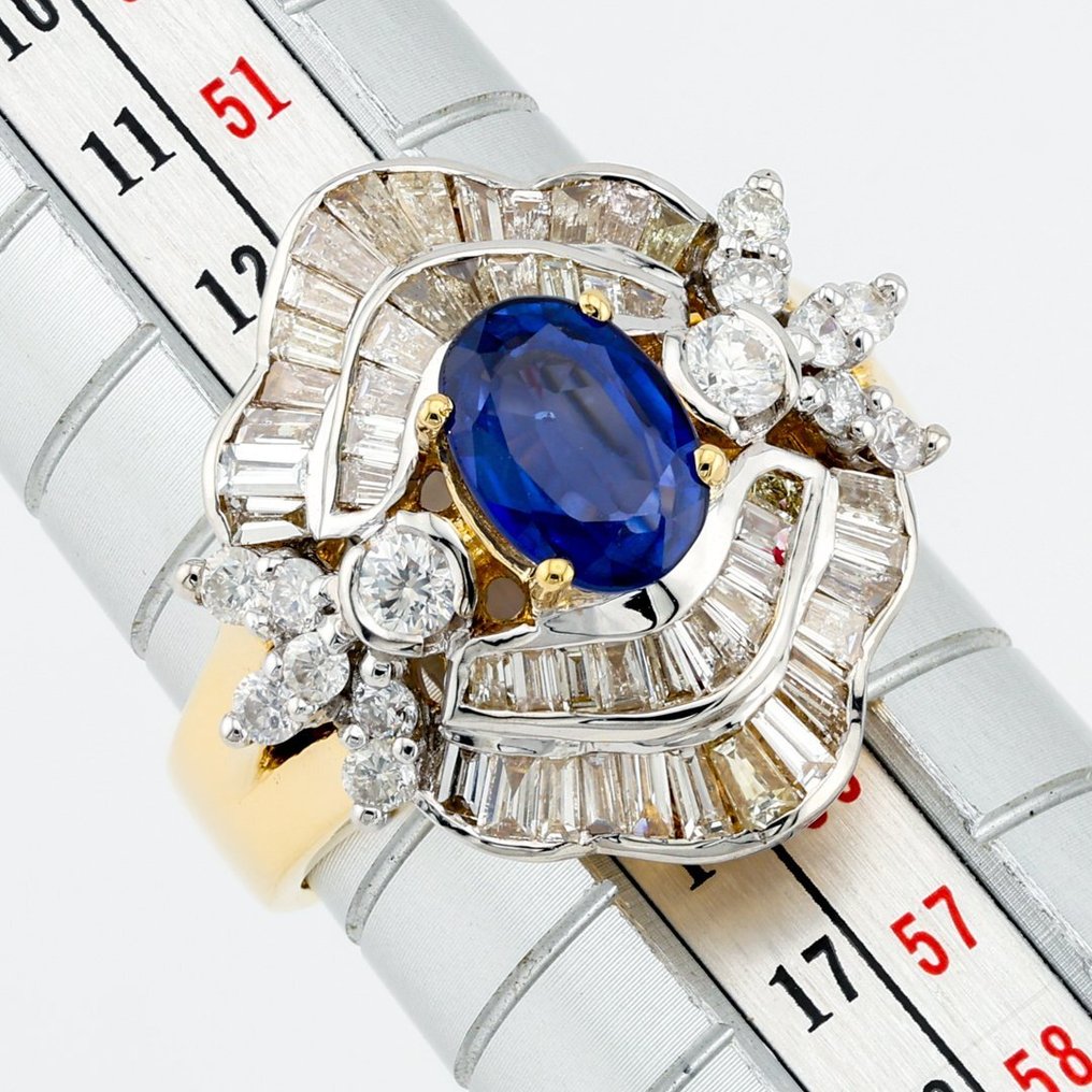 (GRA Certified) - (Sapphire) 1.42 Cts - (Diamond) 1.54 Cts (62) Pcs - 18 quilates Bicolor - Anillo #1.2
