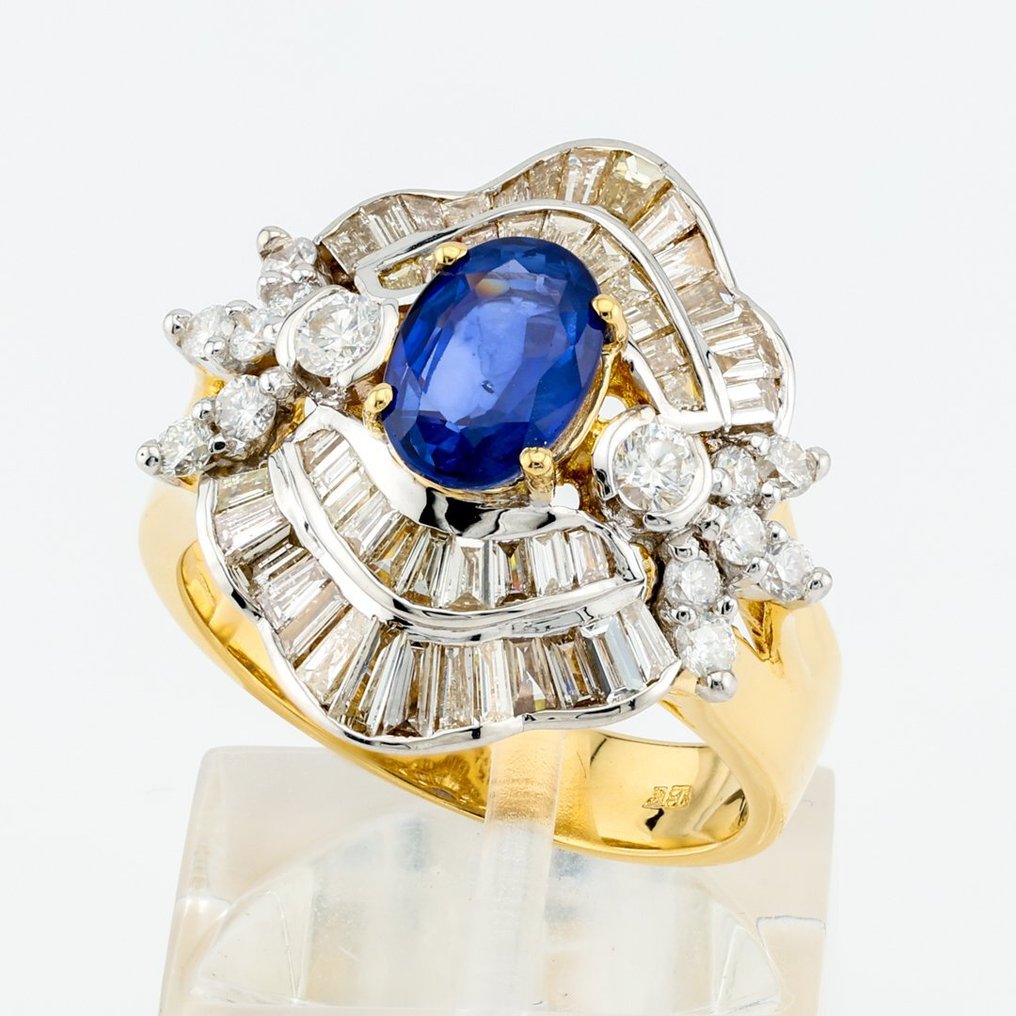 (GRA Certified) - (Sapphire) 1.42 Cts - (Diamond) 1.54 Cts (62) Pcs - 18 quilates Bicolor - Anillo #2.1
