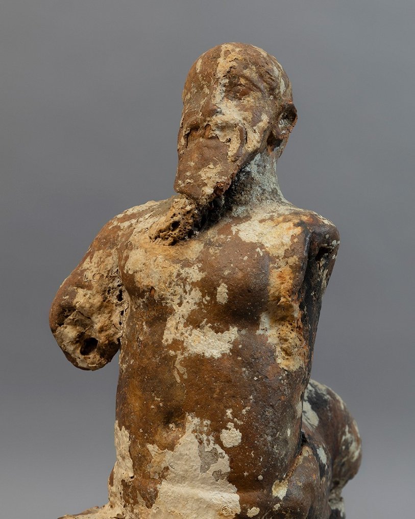 Fønikisk Terrakotta Ex-Voto eller Idol, der forestiller en Triton. 6.-4. århundrede f.Kr. 32 cm H. Gammel herkomst. #2.1