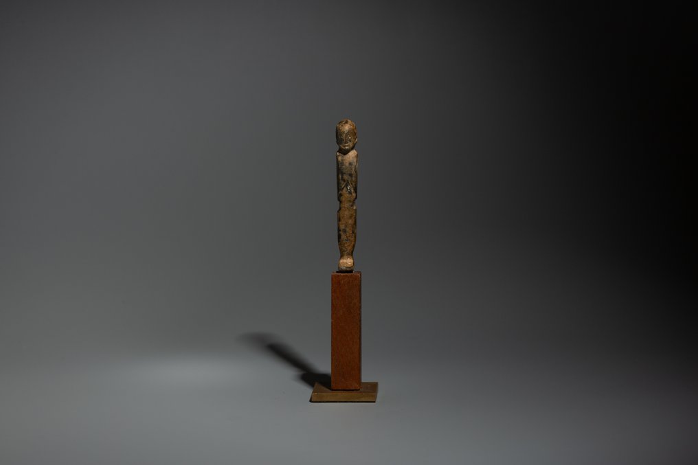 伊比利亚 黄铜色 男人的奉献。公元前4世纪-2世纪。 5.2 厘米高。西班牙出口许可证。 #3.2