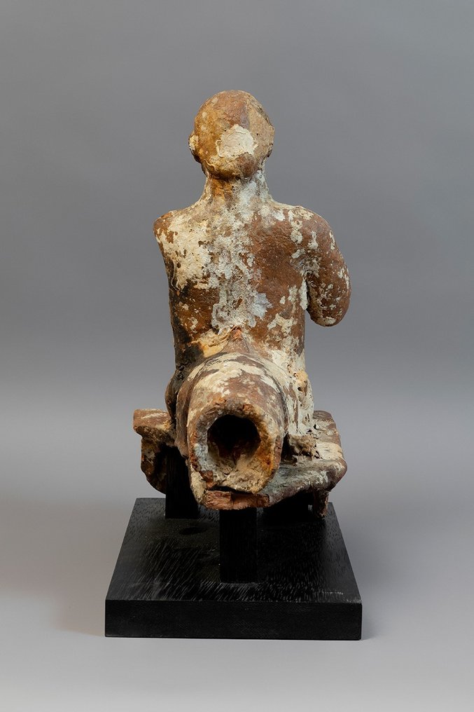 Fønikisk Terrakotta Ex-Voto eller Idol, der forestiller en Triton. 6.-4. århundrede f.Kr. 32 cm H. Gammel herkomst. #3.1