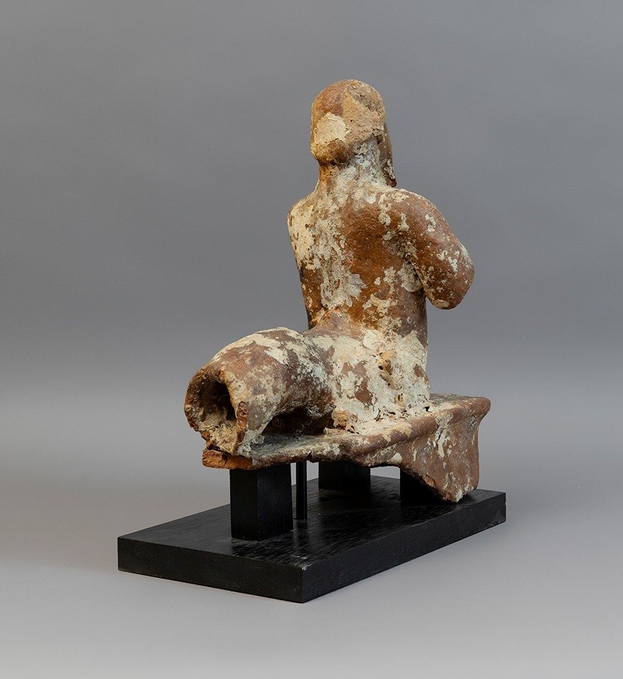 Fønikisk Terrakotta Ex-Voto eller Idol, der forestiller en Triton. 6.-4. århundrede f.Kr. 32 cm H. Gammel herkomst. #2.3