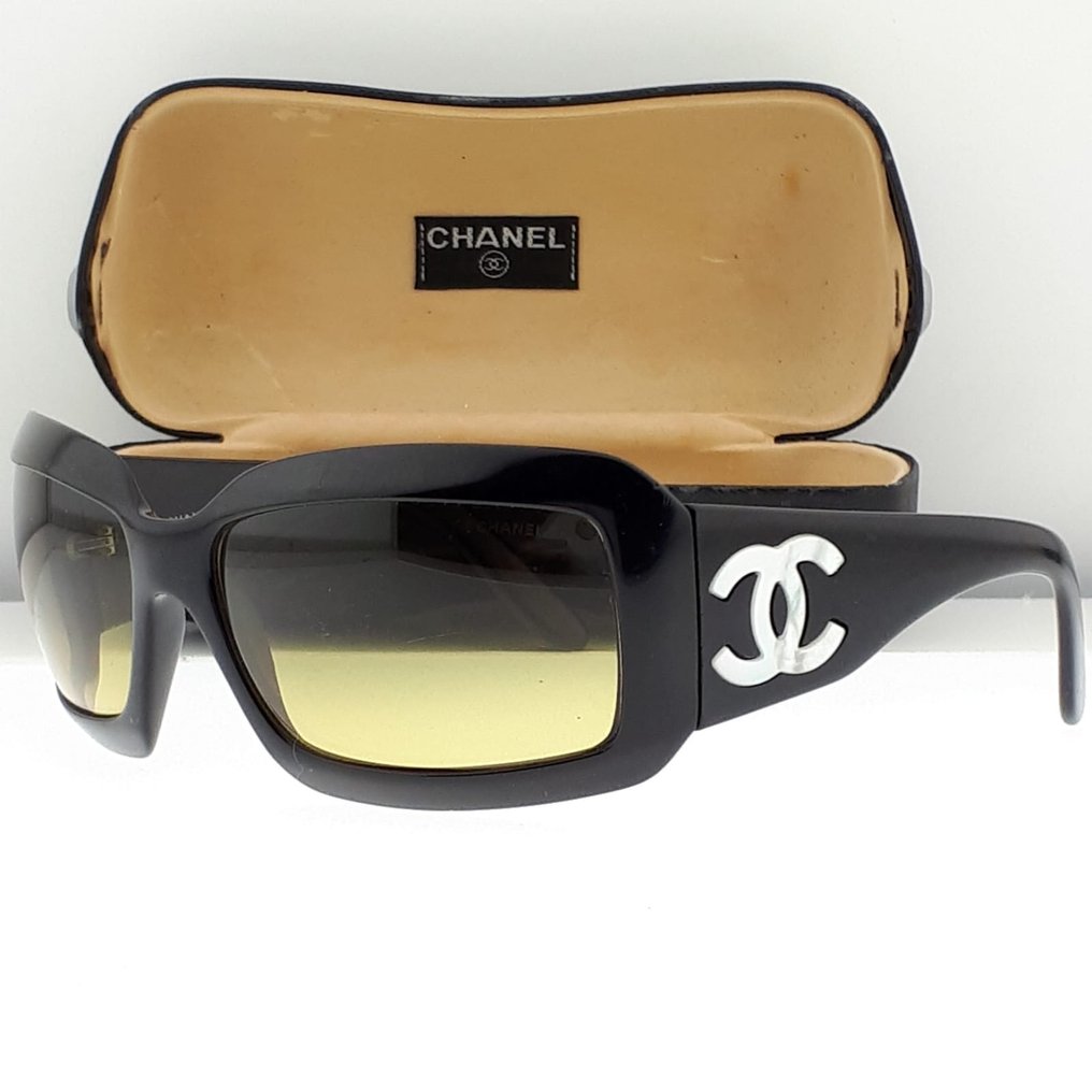 Chanel - Havana Black with Mother of Pearl Chanel Logo Temple Details - Sunglasses #1.1
