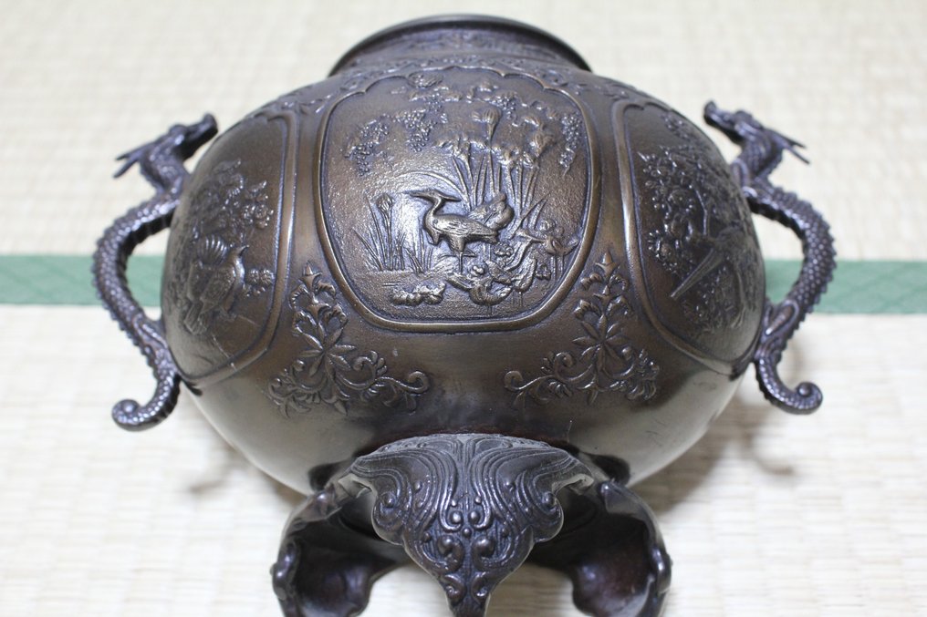 Large and very fine tripod censer with dragon design, signed - with inscribed tomobako - Nomura Ryū'un　野村隆雲 - Incensario - Bronce #3.2